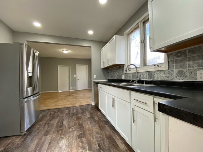 Building Photo - Beautiful 4 Bedroom 1.5 Bathroom Townhome in Minneapolis!