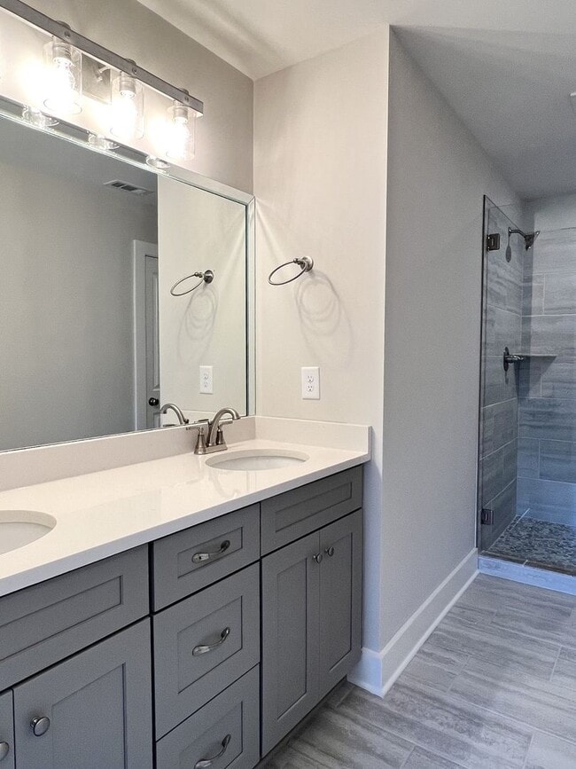 Building Photo - TOWNHOME ON WEST SIDE NEAR FIVE OAKS GOLF COURSE!