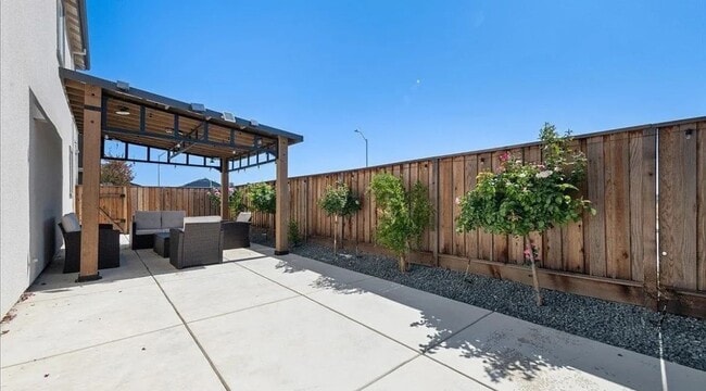 Building Photo - Beautifully maintained home located in a quiet, desirable Pittsburg neighborhood.