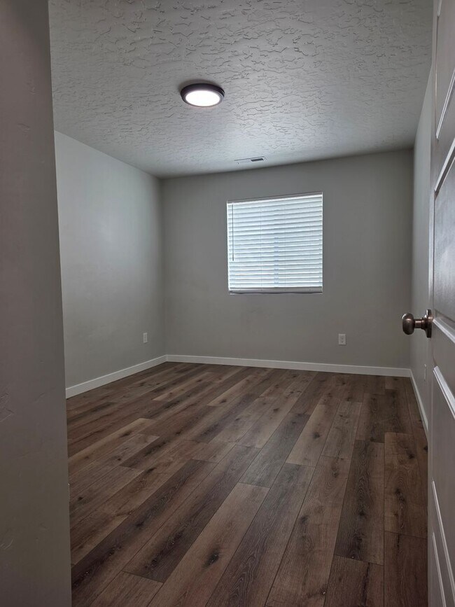 Building Photo - Like new 4 Bedroom Home