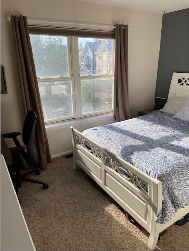 Building Photo - 2 Bed Highlands Townhome