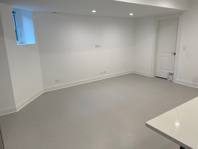 Building Photo - 1114 N Hoyne Ave