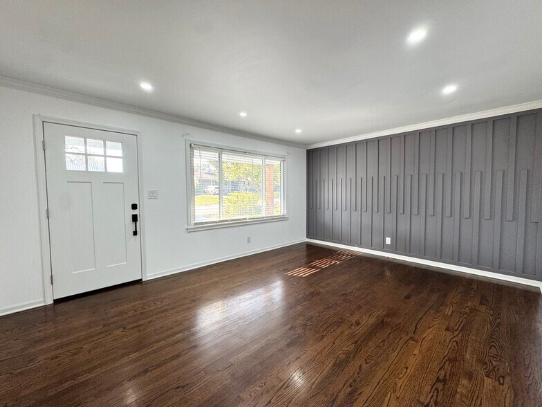 Building Photo - 2226 W 74th Ter