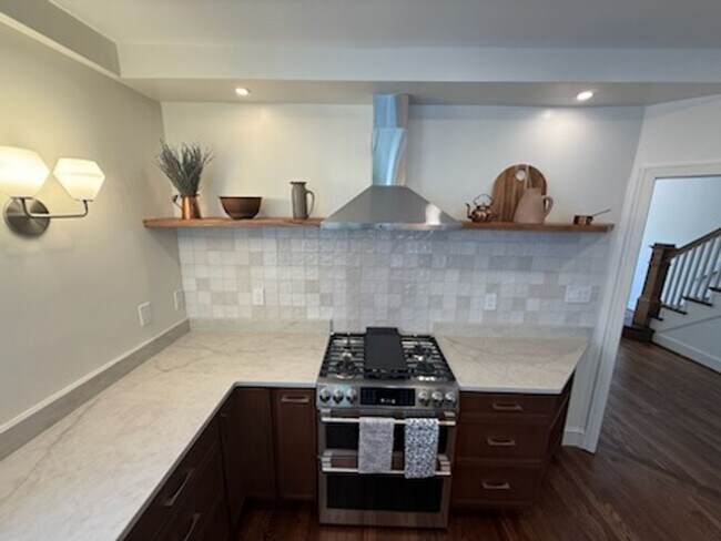 Building Photo - *DREAM LOCATION* 6BR Completely Renovated Duplex