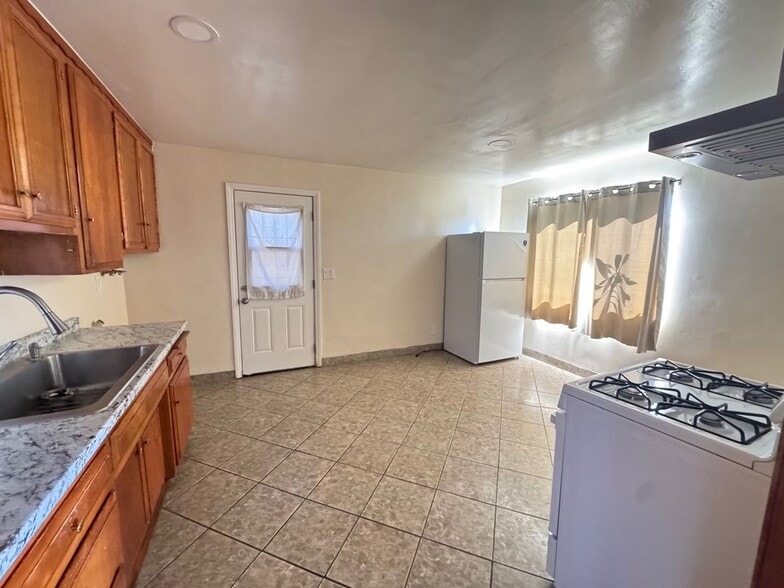 Building Photo - 2813 Independence Ave