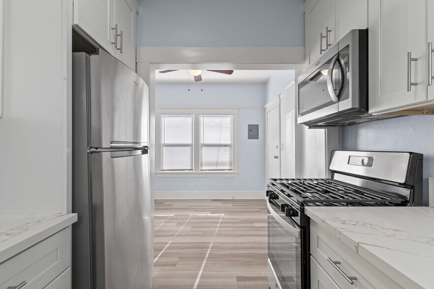 Building Photo - 1049 E 5th St