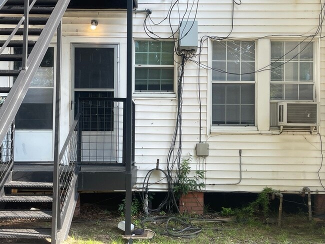 Building Photo - Charming Down Stairs Apartment In South Highland