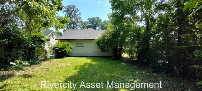 Building Photo - 2386 Larose Ave