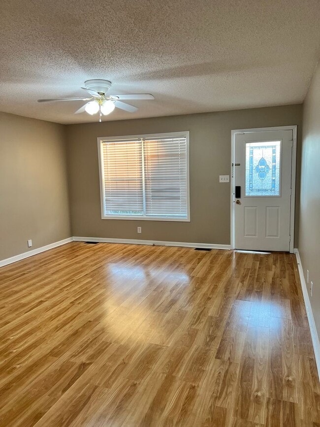 Building Photo - Three Bedroom in Oak Grove