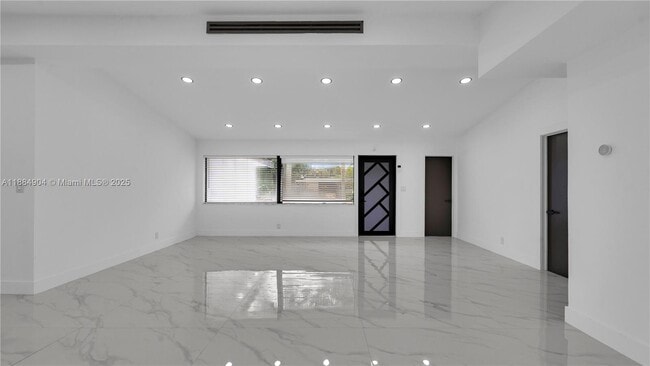 Building Photo - 2413 Gulfstream Ln