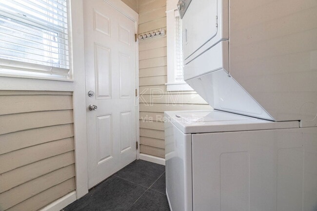 Building Photo - 635 Argonaut St