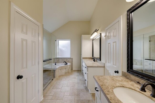 Building Photo - 5022 Coral Gables Dr