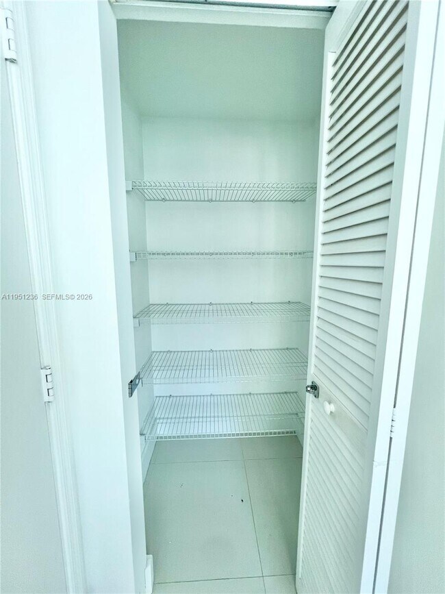 Building Photo - 950 Brickell Bay Dr