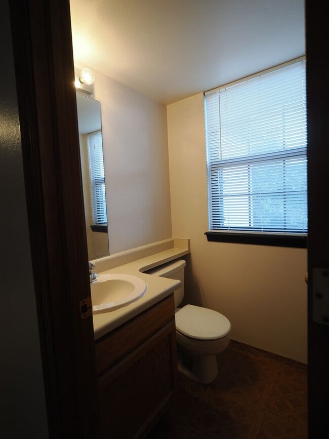 Building Photo - 3 Bdrm, 2.5 Bath Home off of Powers!
