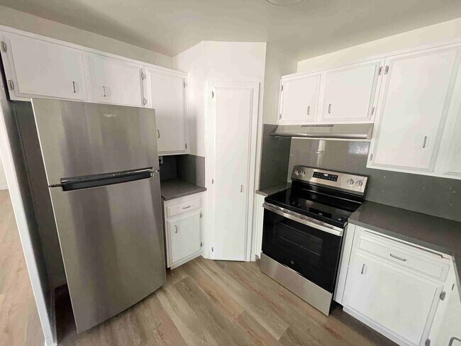 Building Photo - COMPLETELY UPDATED TWO BEDROOM APARTMENT IN TARZANA!