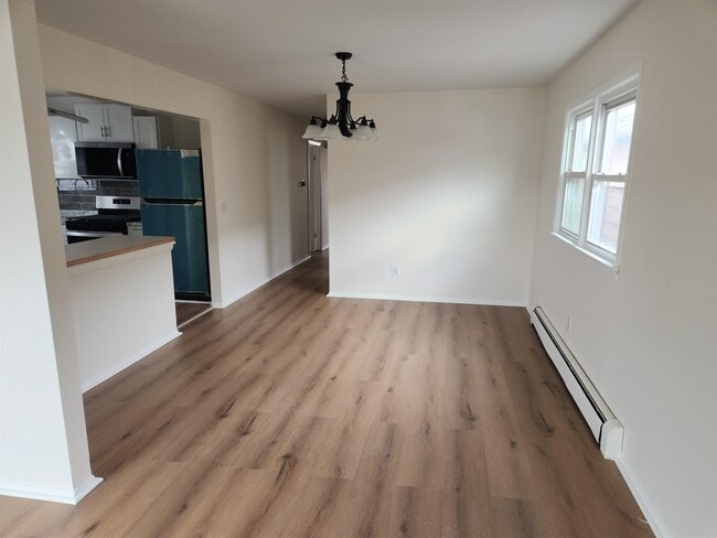 Building Photo - 71 Linnet St