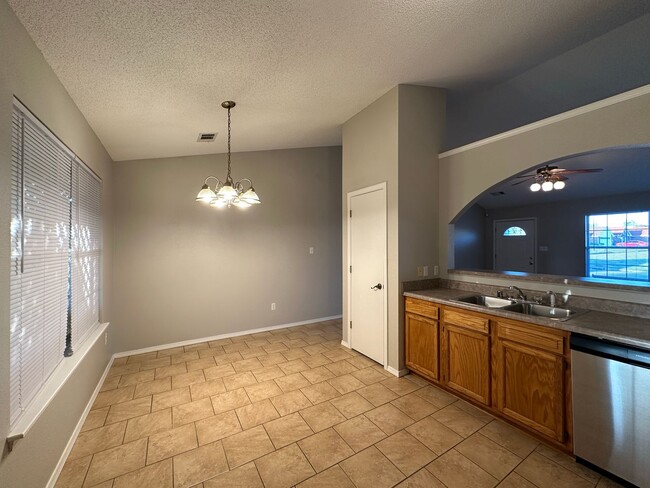 Building Photo - Gorgeously Updated 3 Bed 2 Bath 2 Car Garage