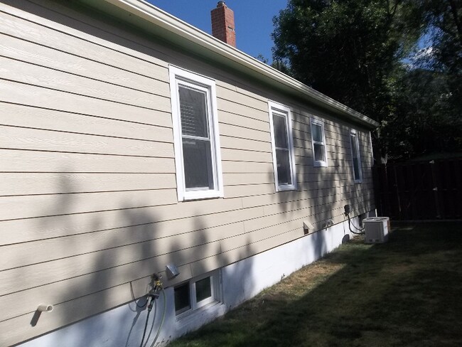 Building Photo - 212 7th St