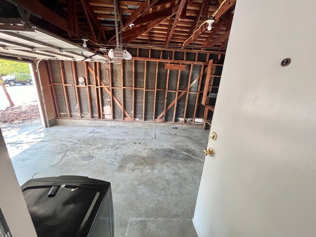 Building Photo - Fall Rental: Charming 2-bedroom, 1-bathroom duplex near UC Davis featuring central heating and ai...