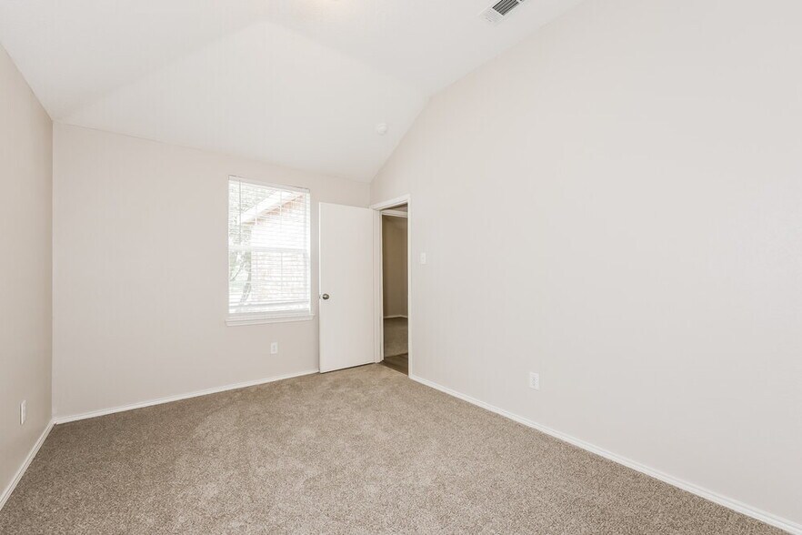 Building Photo - 2628 Loch Wood Dr