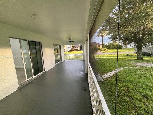 Building Photo - 142 SW 34th Pl