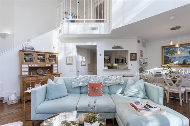 Building Photo - 5950 Lindenshire Ln