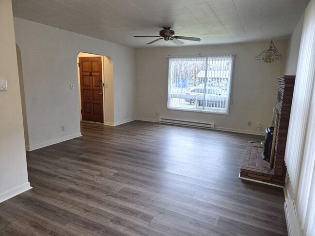 Building Photo - Charming three bedroom/one bath Medford Home | Available Now!