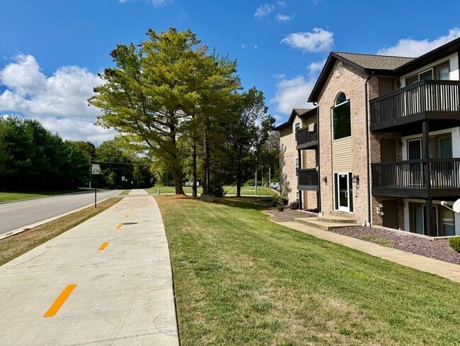 Building Photo - 1070 University Dr