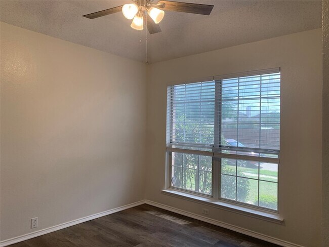 Building Photo - 4725 Park Bend Dr