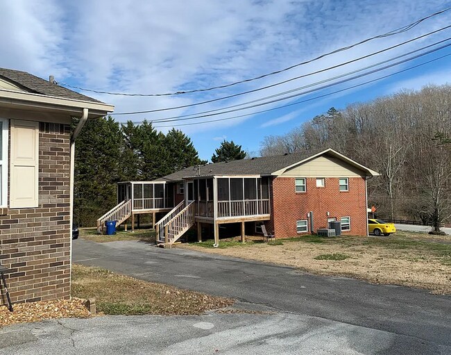 Building Photo - $350 Off First Month! Great 1 bedroom 1 ba...