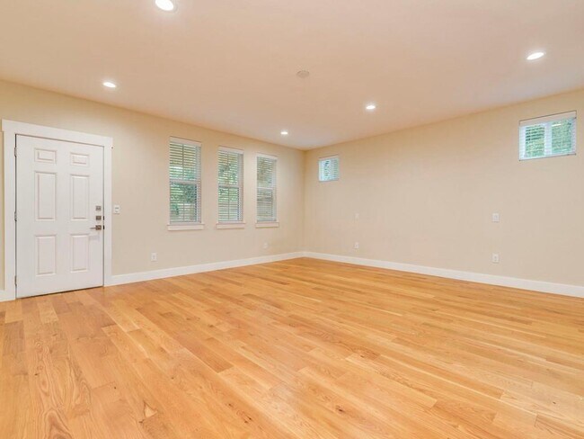 Building Photo - 4500 Mt Vernon Dr