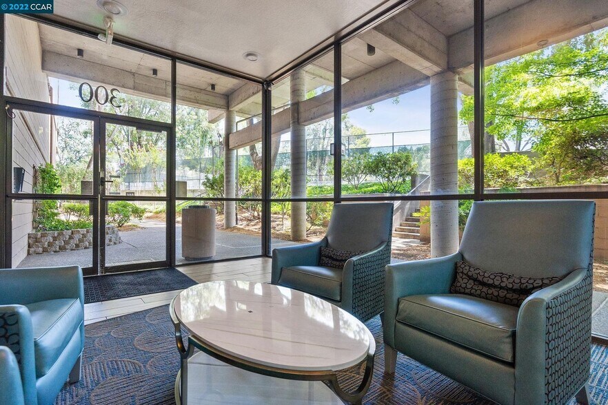 Building Photo - 300 N Civic Dr #313