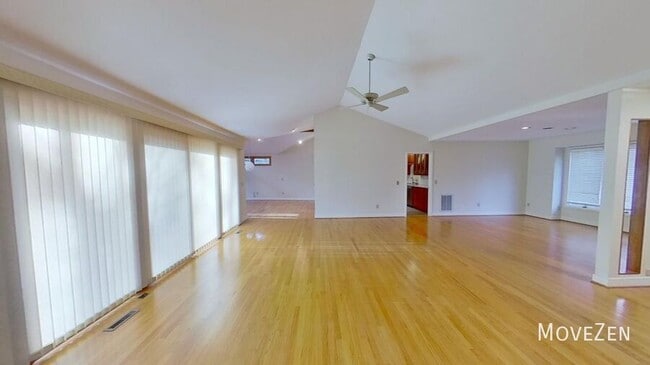 Building Photo - 2323 Ridgefield Dr