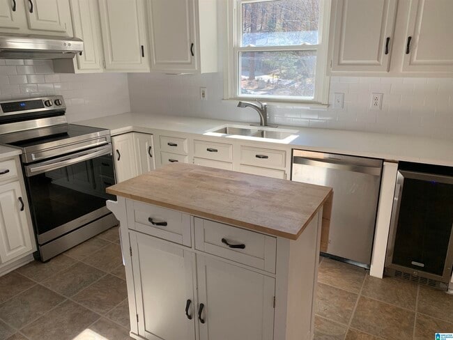 Building Photo - 1624 Lakewood Dr