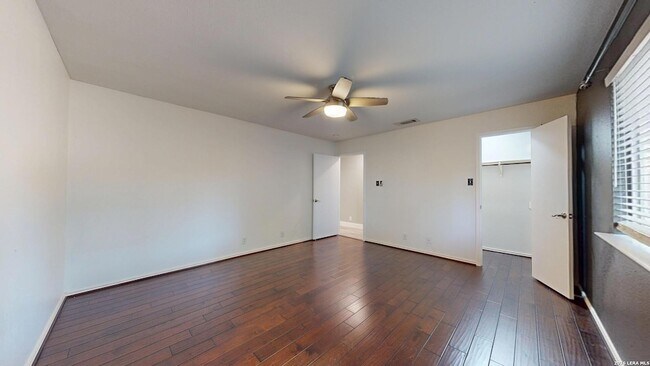 Building Photo - 1009 Crimson Cove Dr