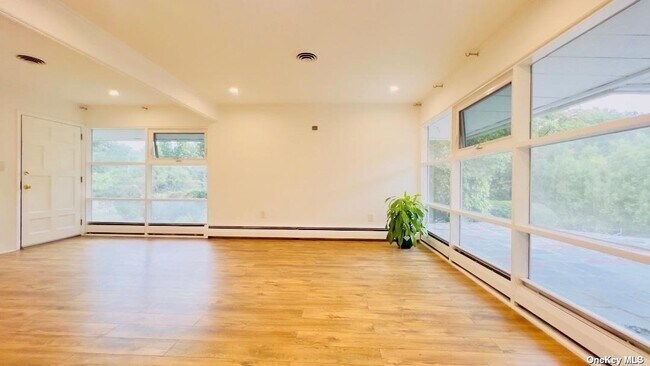 Building Photo - 85 Searingtown Rd