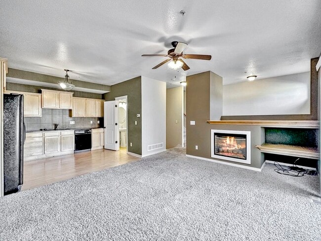 Building Photo - 204 NE Chalet Ln