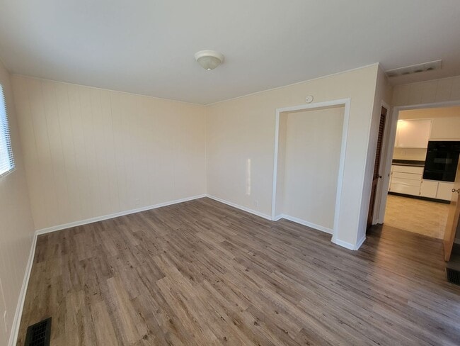 Building Photo - 4 bed, 2 bath, 2 car garage
