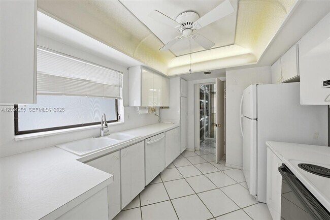 Building Photo - 6010 S Falls Cir Dr
