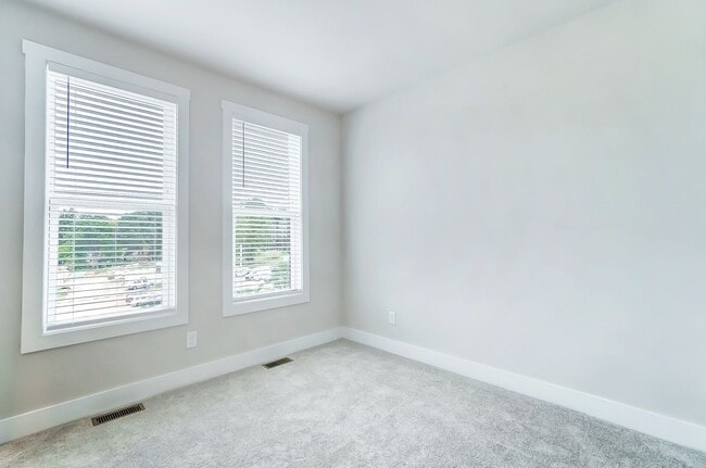 Building Photo - 3 Bedroom Townhome minutes from South End!