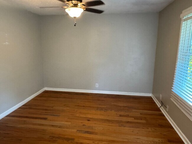 Building Photo - Great 1BR Unit