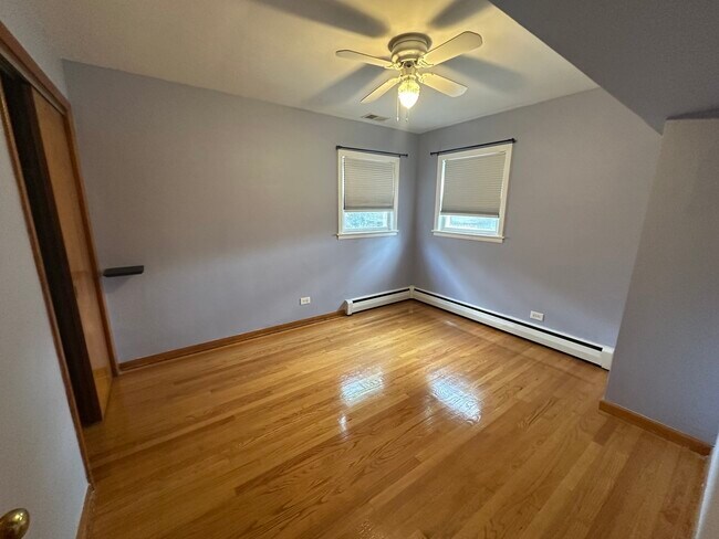 Building Photo - 2023 W Balmoral Ave