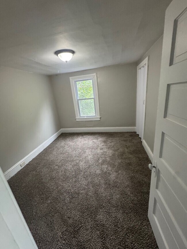 Building Photo - Charming 3-Bedroom Property in Prime Location