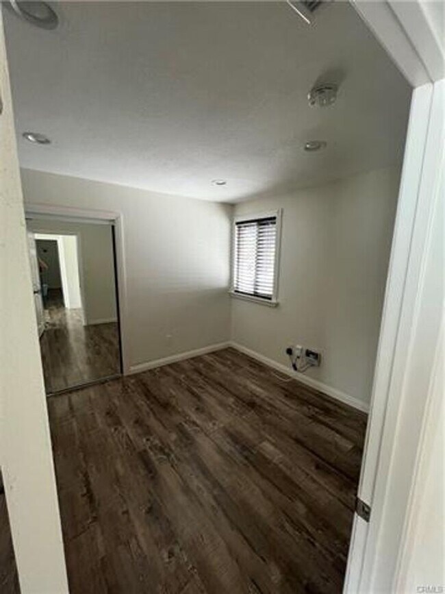 Building Photo - Charming Home