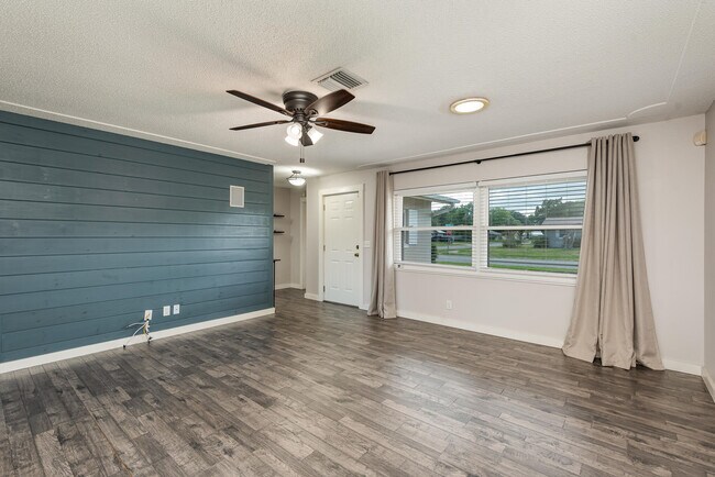 Building Photo - 4885 Santa Rosa Ave