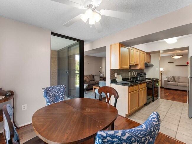 Building Photo - This beautiful 1 bed, 1 bath condo with ov...