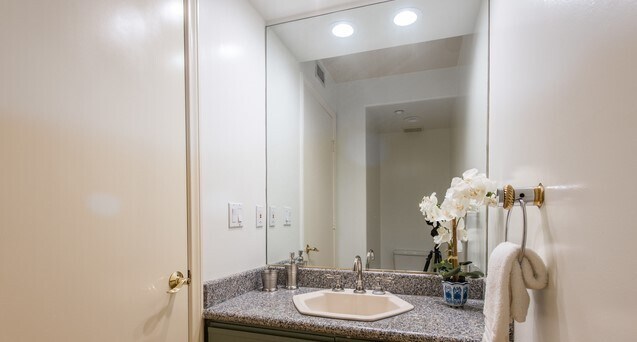 Powder Room - 1923 Selby Ave