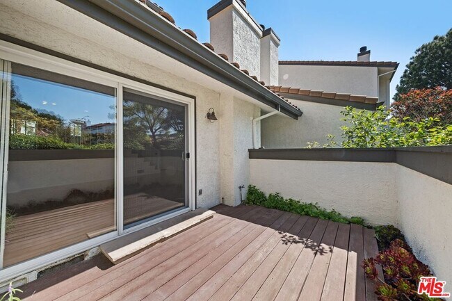 Building Photo - 1646 Palisades Dr