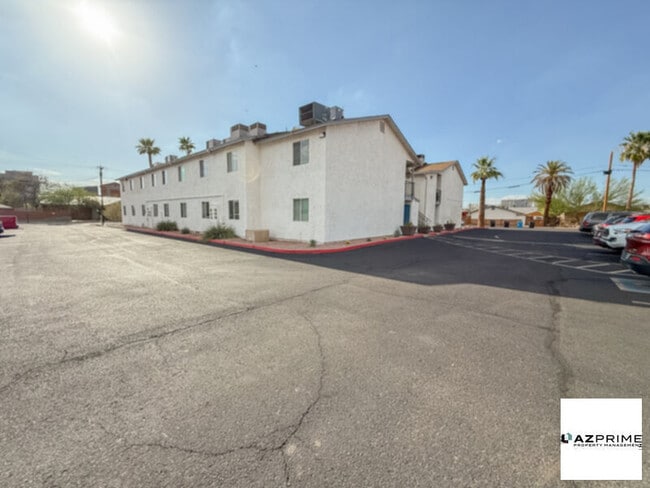 Building Photo - $950 OFF FIRST MONTH'S RENT MOVE IN SPECIA...