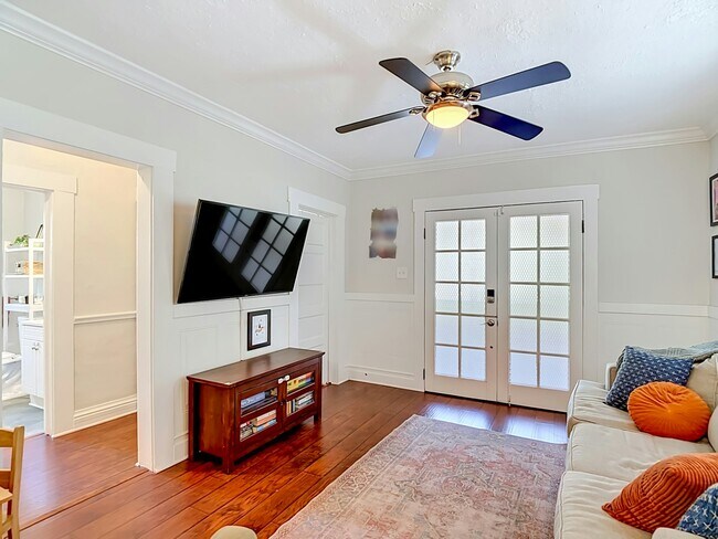 Building Photo - 115 E Lambright St